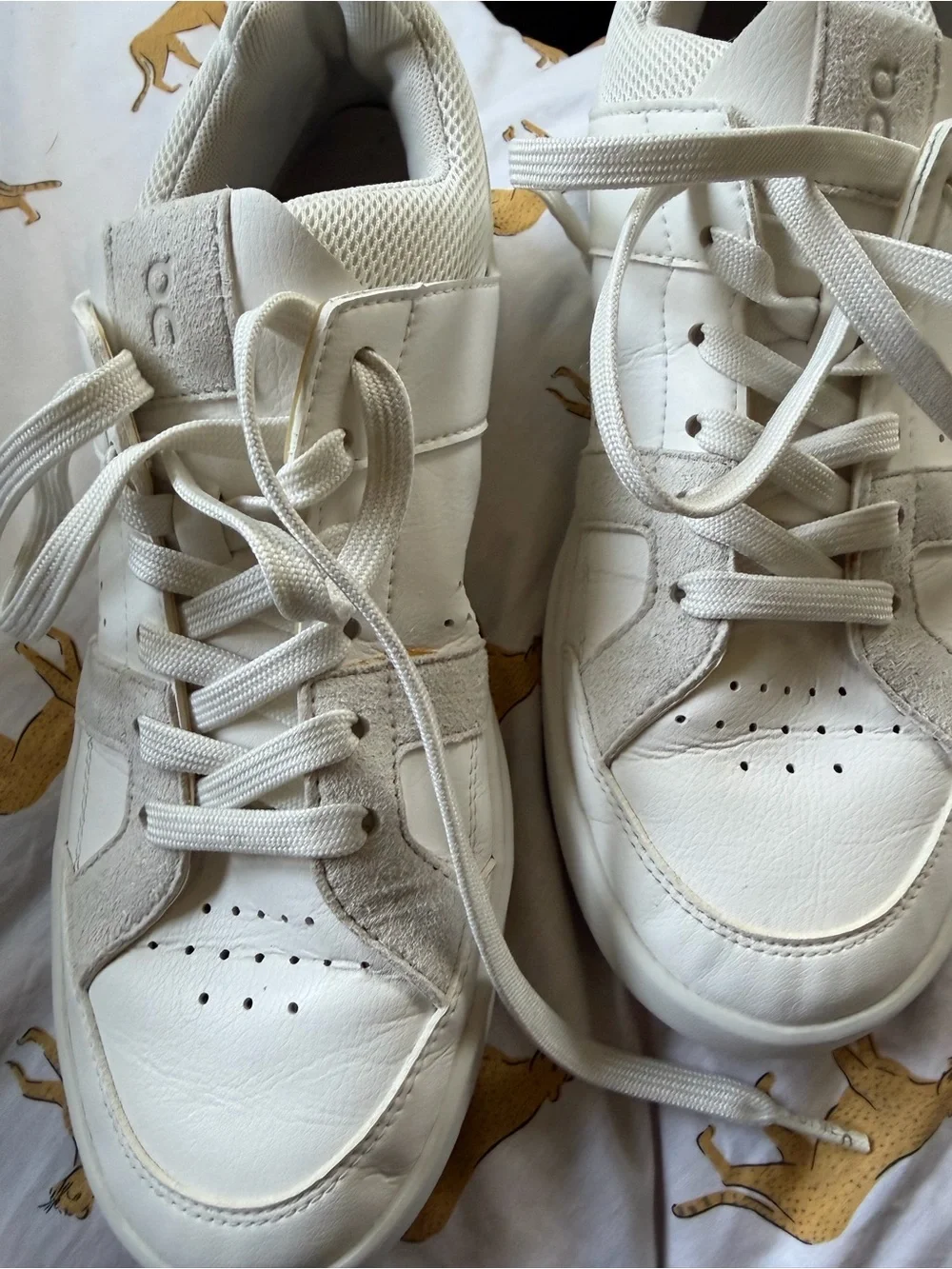 On Running On Cloud Women's The Roger Clubhouse Sneakers, size 8W/38